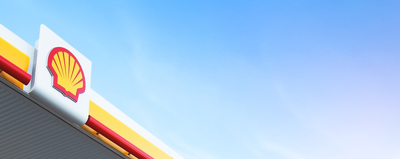 Shell-pecten op de gevel van een tankstation