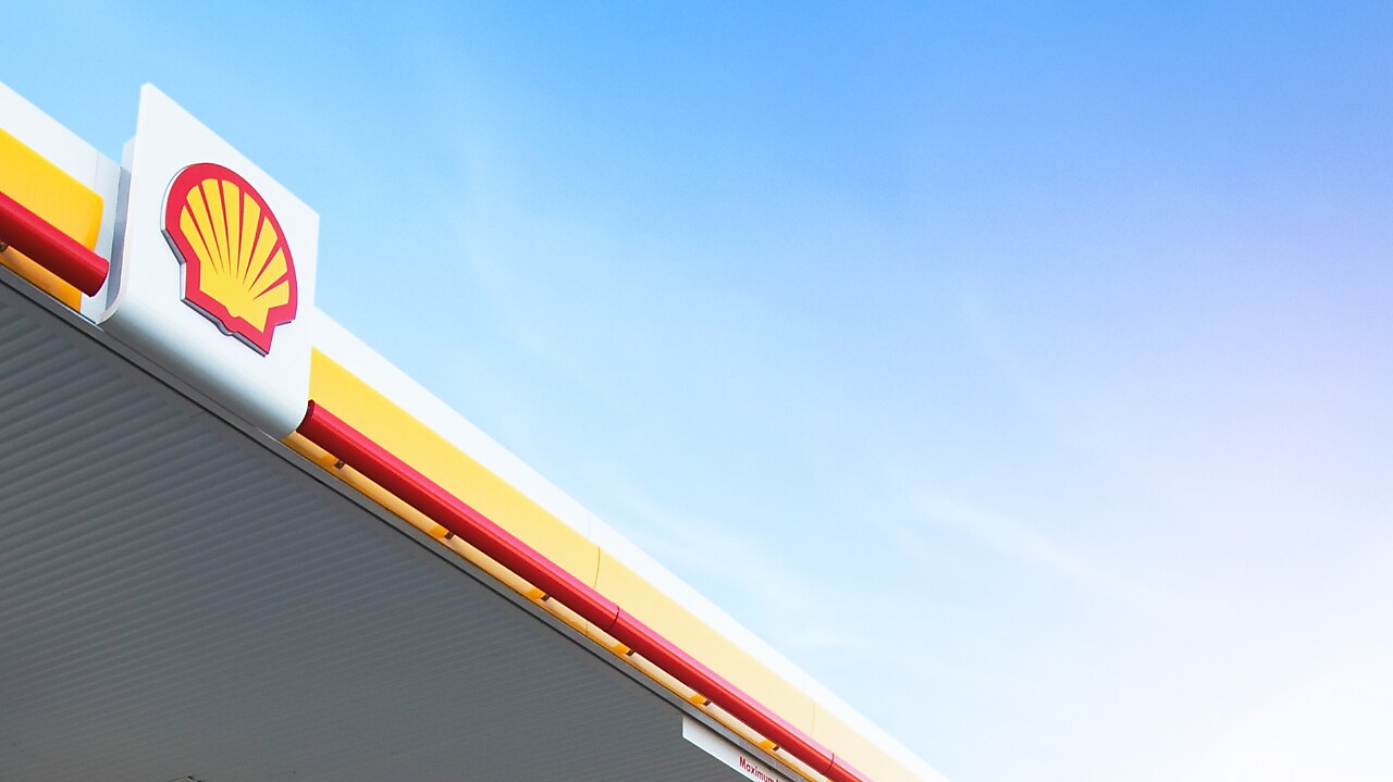 De Shell-pecten op de gevel van een Shell-retail station