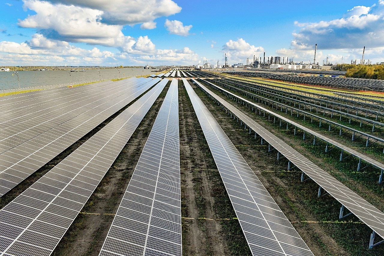 Chemie en elektrificatie / zonneparken. Shell Chemicals Park Moerdijk met haar eigen zonnepark, foto uit 2022. Creditvermelding "Shell/Ernst Bode" verplicht bij publicatie. Beeld mag alleen voor redactionele doeleinden worden gebruikt.