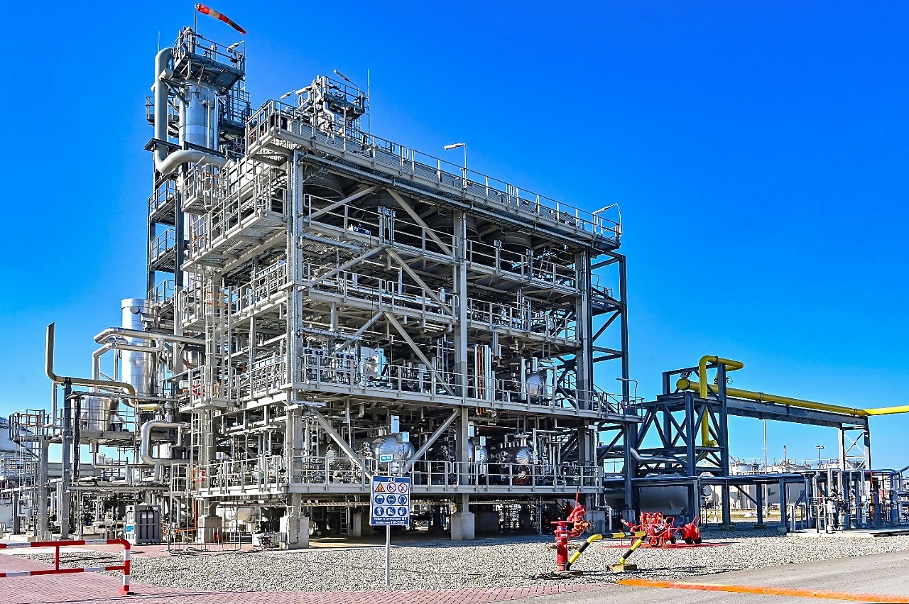 Circulair plastic. Op Shell Chemicals Park Moerdijk werd in november 2024 de Market Development Upgrader (MDU) geopend. Daarmee kan pyrolyse olie uit gerecycled plastic opnieuw als grondstof worden gebruikt voor het maken van basisbestandsdelen voor nieuw plastic. Creditvermelding "Shell/Ernst Bode" verplicht bij publicatie. Beeld mag alleen voor redactionele doeleinden worden gebruikt.