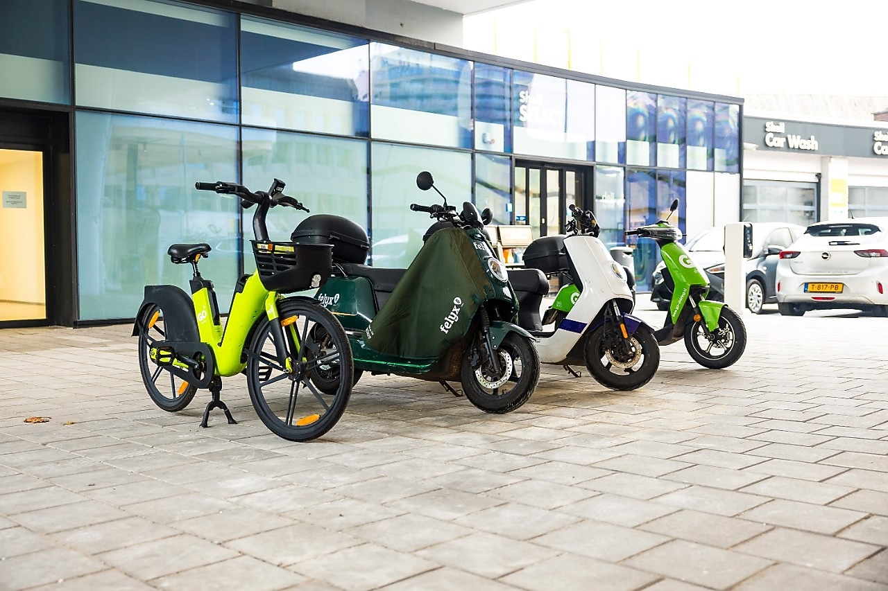 Elektrisch rijden. Elektrisch deelvervoer Shell Mobility Hub Hofplein, Rotterdam. Creditvermelding "Shell/Christian Kalse" verplicht bij publicatie. Beeld mag alleen voor redactionele doeleinden worden gebruikt.
