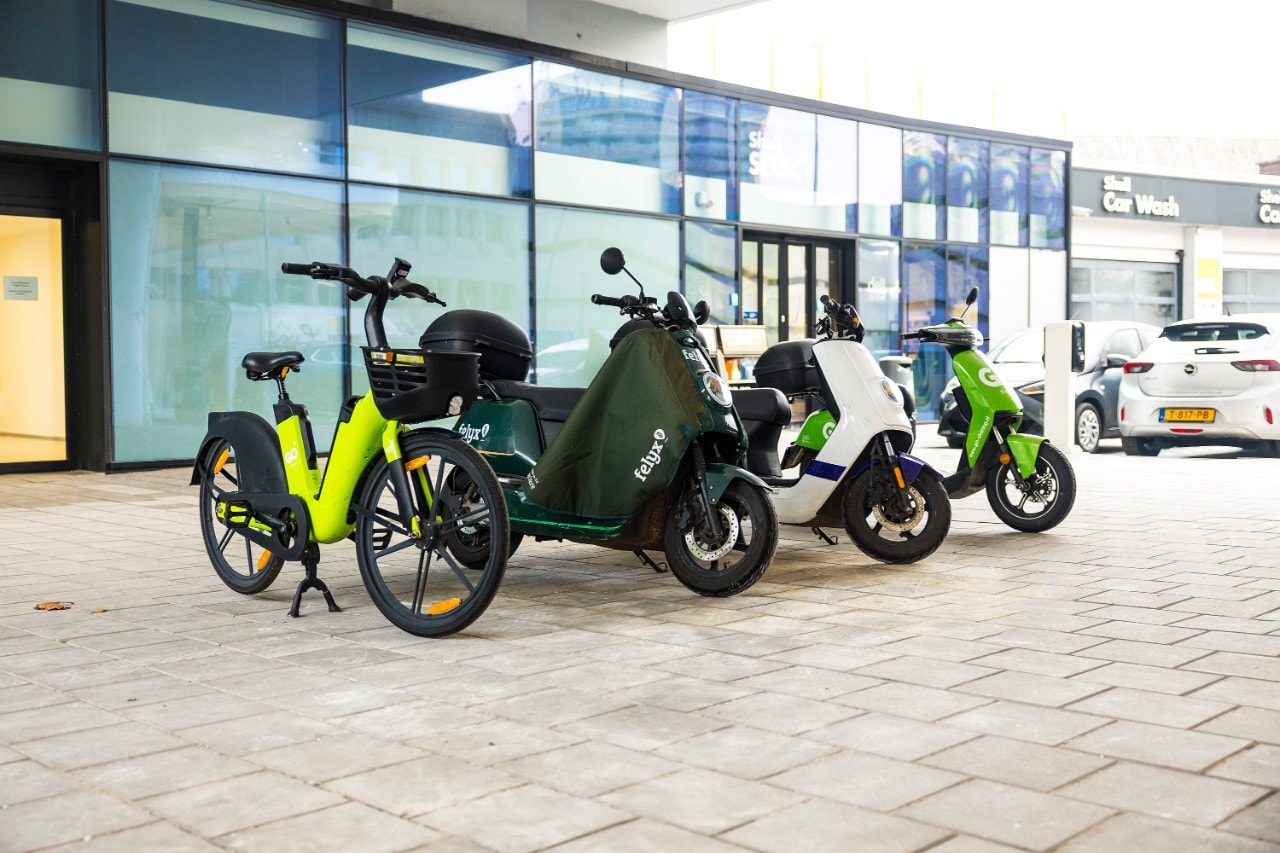 Elektrisch rijden. Elektrisch deelvervoer Shell Mobility Hub Hofplein, Rotterdam. Creditvermelding "Shell/Christian Kalse" verplicht bij publicatie. Beeld mag alleen voor redactionele doeleinden worden gebruikt.