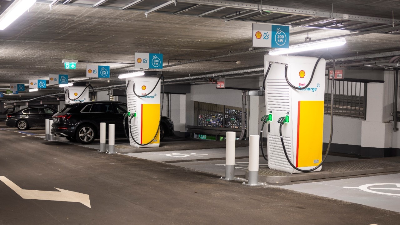 Elektrisch rijden. Shell Mobility Hub QPark Den Haag Centrum (Veerkade). Creditvermelding "Shell/Christian Kalse" verplicht bij publicatie. Beeld mag alleen voor redactionele doeleinden worden gebruikt.