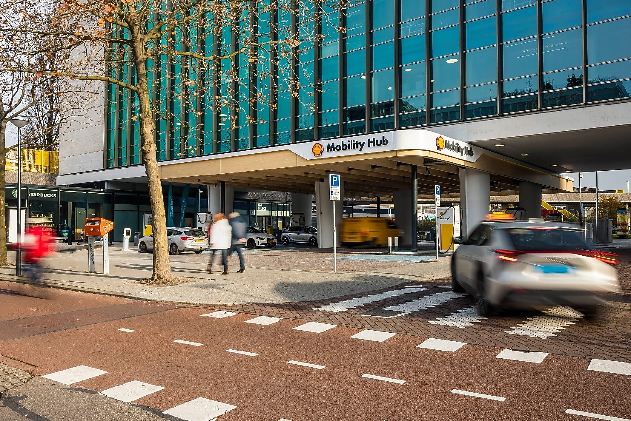 Elektrisch rijden. Shell Mobility Hub Hofplein, Rotterdam. Creditvermelding "Shell/Christian Kalse" verplicht bij publicatie. Beeld mag alleen voor redactionele doeleinden worden gebruikt.
