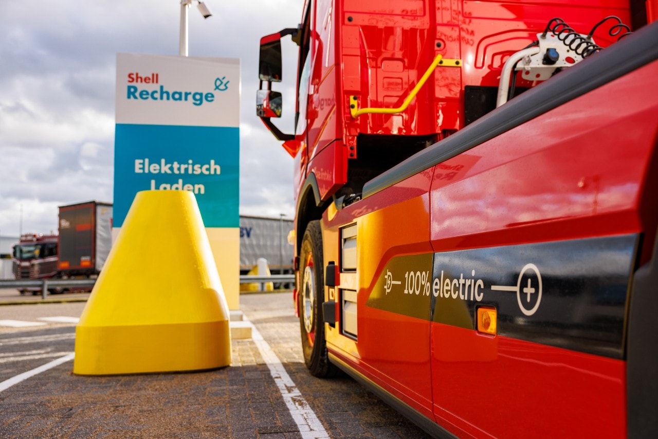 Elektrisch rijden. Shell opende in novembe r2023 haar eerste hybride station voor het vrachtverkeer in Nederland geopend. Eindhoven Acht werd de eerste Shell-trucklocatie in Nederland voor alle vormen van energie die onderweg nodig zijn. . Creditvermelding "Shell/Eric van Vuuren" verplicht bij publicatie. Beeld mag alleen voor redactionele doeleinden worden gebruikt.