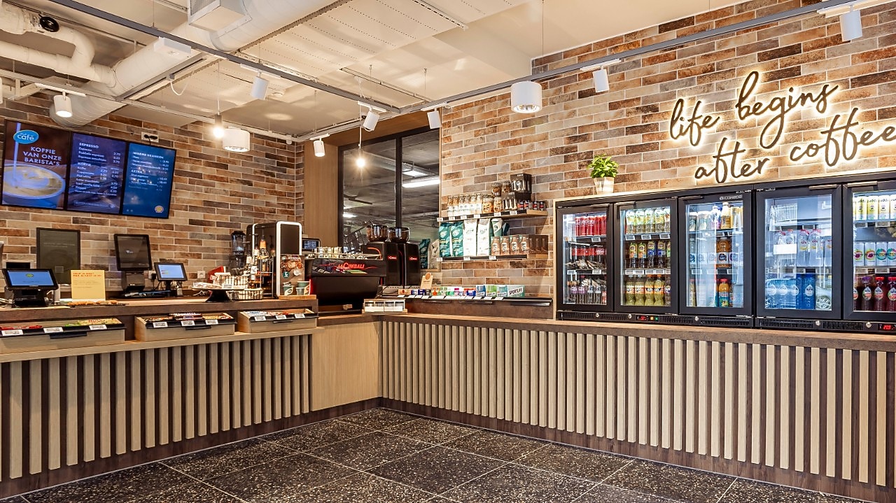 Retail. Het Shell Café, hier op de Shell Mobility Hub QPark Den Haag Centrum (Veerkade) Creditvermelding "Shell/Christian Kalse" verplicht bij publicatie. Beeld mag alleen voor redactionele doeleinden worden gebruikt.