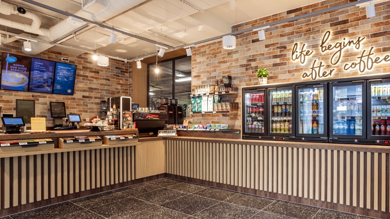 Retail. Het Shell Café, hier op de Shell Mobility Hub QPark Den Haag Centrum (Veerkade) Creditvermelding "Shell/Christian Kalse" verplicht bij publicatie. Beeld mag alleen voor redactionele doeleinden worden gebruikt.