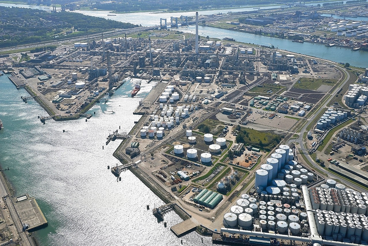 Olie en gas / raffinage. Shell Energy and Chemicals Park Rotterdam in Pernis, gezien vanuit de lucht. Creditvermelding "Shell Nederland" verplicht bij publicatie. Beeld mag alleen voor redactionele doeleinden worden gebruikt.