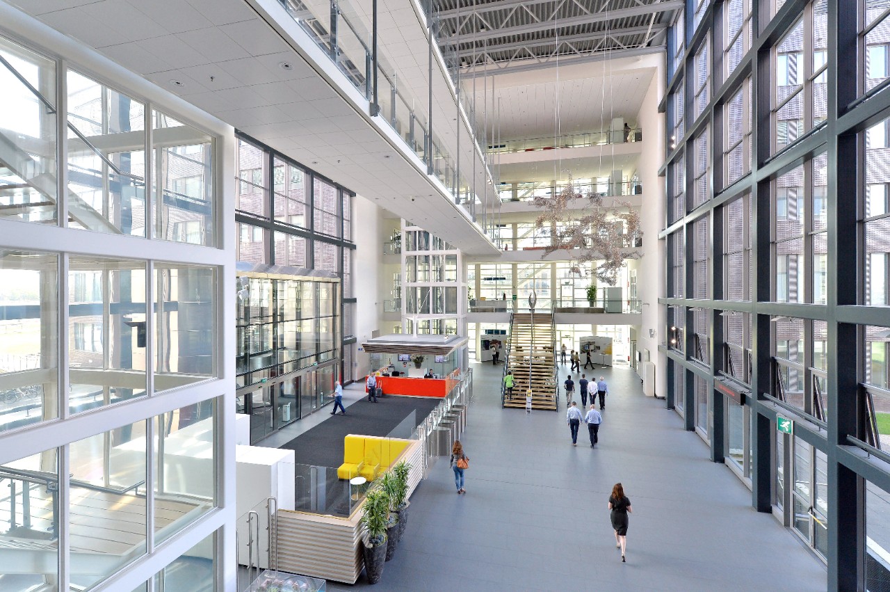 Innovatie / Research &  Development. Het atrium van de Energy Transition Campus Amsterdam, waar Shell met meer dan 30 parnters werkt aan innovatie in de energietransitie. Creditvermelding "Shell/Ernst Bode" verplicht bij publicatie. Beeld mag alleen voor redactionele doeleinden worden gebruikt.