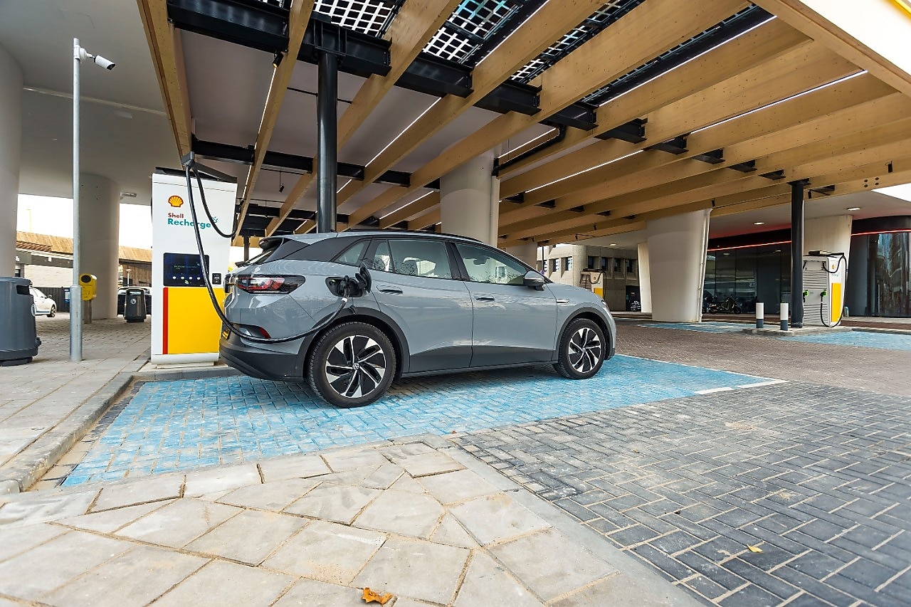 Elektrisch rijden. Shell Mobility Hub Hofplein, Rotterdam. Creditvermelding "Shell/Christian Kalse" verplicht bij publicatie. Beeld mag alleen voor redactionele doeleinden worden gebruikt.