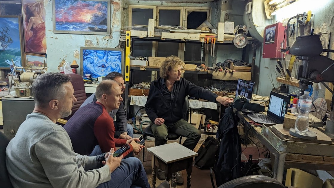 In een schuilkelder in Dnipro, in het centrale oostelijke deel van het land, ten zuiden van de hoofdstad Kyiv. Treffers (uiterst rechts) in gelijktijdig offline- en online-overleg met vertegenwoordigers van de gemeente Marioepol over de mogelijke toekomststrategie van de havenstad. Oktober 2022. 