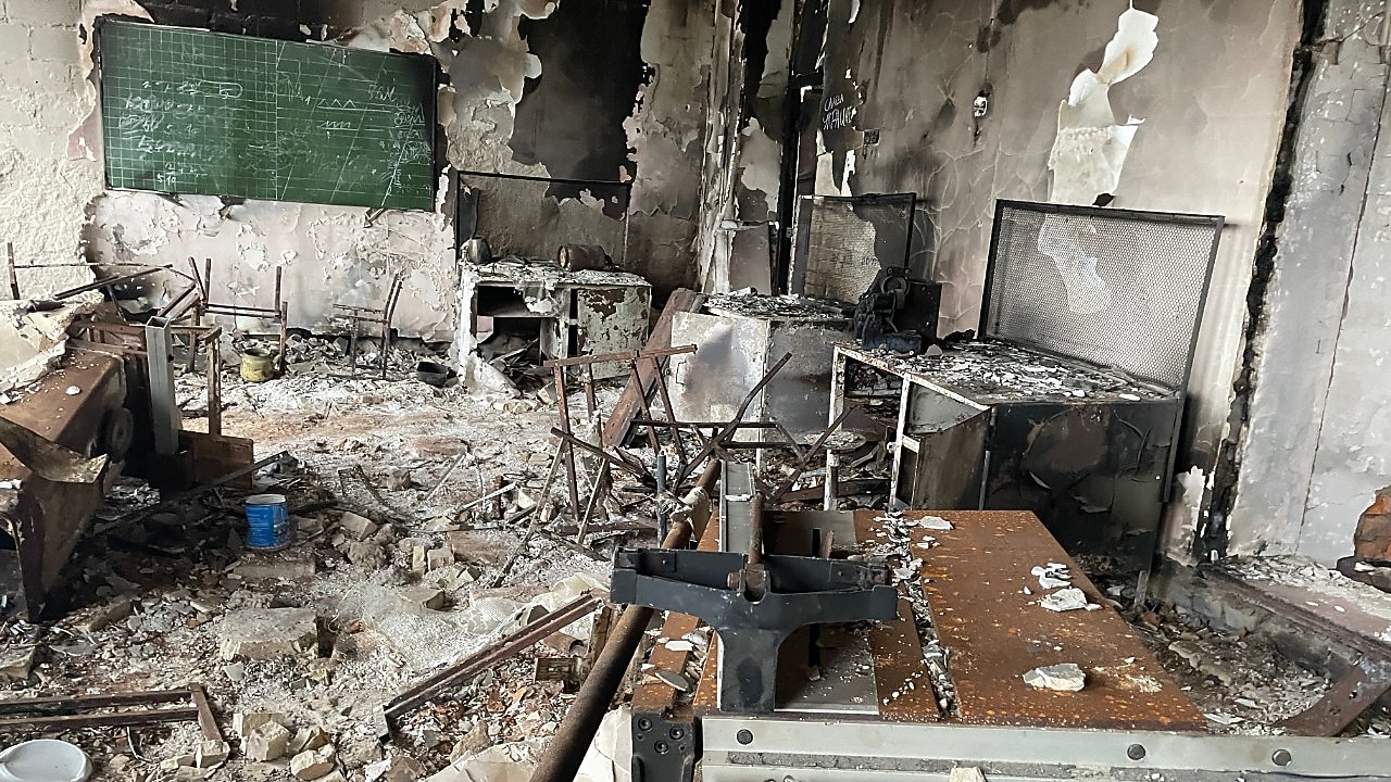 Een schooltje in Bohdanivka, een dorp nabij Kyiv, is gebruikt als hoofdkwartier voor het Russische leger dat was binnengedrongen. Na ongeveer twee maanden werden ze verjaagd en staken de Russen de school in brand. Treffers is betrokken bij het inrichten van een schoolplein dat ook als dorpsplein kan dienen. Januari 2023.