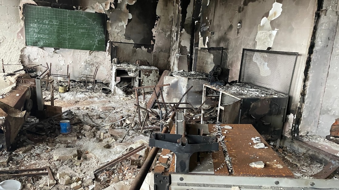 Een schooltje in Bohdanivka, een dorp nabij Kyiv, is gebruikt als hoofdkwartier voor het Russische leger dat was binnengedrongen. Na ongeveer twee maanden werden ze verjaagd en staken de Russen de school in brand. Treffers is betrokken bij het inrichten van een schoolplein dat ook als dorpsplein kan dienen. Januari 2023.