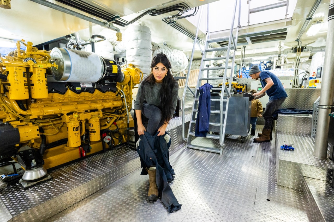 In oude schepen was een machinekamer vaak één grote vette  bende. Het was lawaaiig, en krap ook. Nu ziet het er brandschoon uit, de motoren zitten goed in de gele verf, de dikke bouten glimmen in het kunstlicht.
