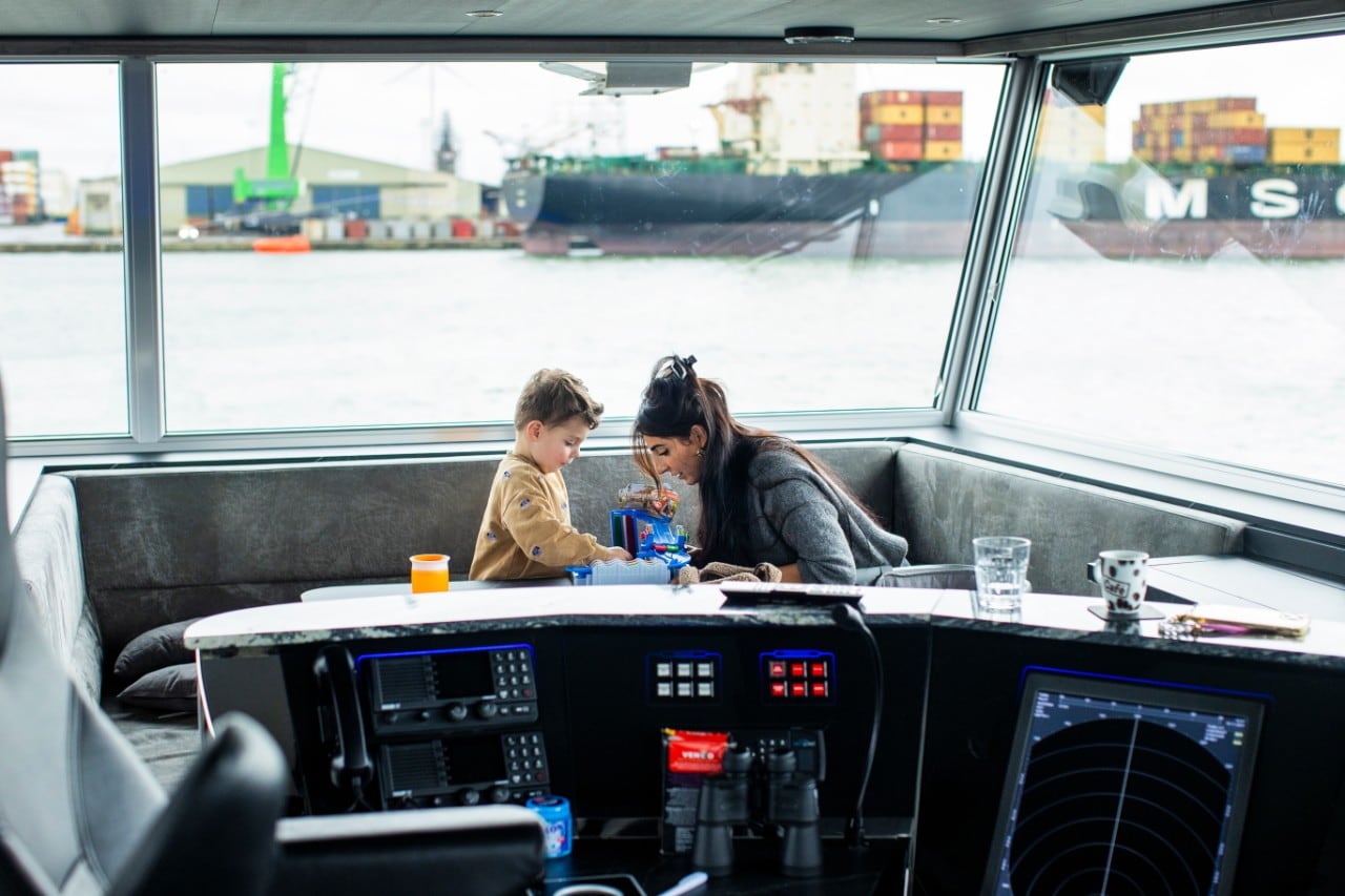 Oliver en Lianne in de kajuit van het schip. Zoon Oliver vaart sinds zijn geboorte mee. Dat gaat veranderen als hij over een  klein jaar de basisschoolleeftijd bereikt.