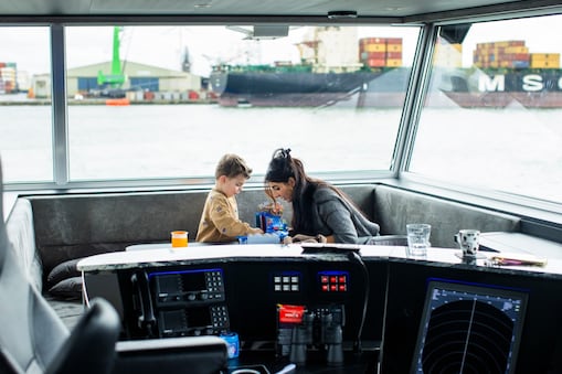 Oliver en Lianne in de kajuit van het schip. Zoon Oliver vaart sinds zijn geboorte mee. Dat gaat veranderen als hij over een  klein jaar de basisschoolleeftijd bereikt.