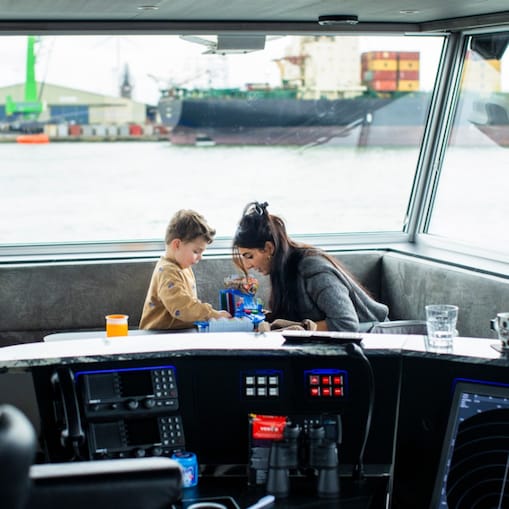 Oliver en Lianne in de kajuit van het schip. Zoon Oliver vaart sinds zijn geboorte mee. Dat gaat veranderen als hij over een klein jaar de basisschoolleeftijd bereikt.