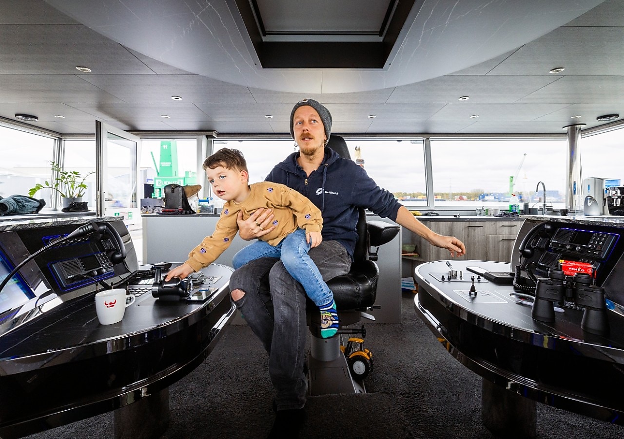 Bij iedere sluis die de Phorcys nadert gaat Oliver op de schoot van zijn vader zitten, hij tuurt dan naar de vele beeldschermen en ziet met een mix van lichte bezorgdheid en bewondering toe op de nauwe ruimte tussen de rand van het  schip en de sluiskade