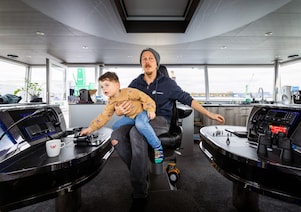 Bij iedere sluis die de Phorcys nadert gaat Oliver op de schoot van zijn vader zitten, hij tuurt dan naar de vele beeldschermen en ziet met een mix van lichte bezorgdheid en bewondering toe op de nauwe ruimte tussen de rand van het  schip en de sluiskade