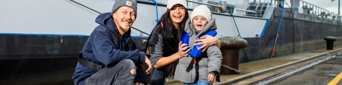 Alex, Lianne en Oliver bij het binnenvaartschip (Foto: Jiri Büller)
