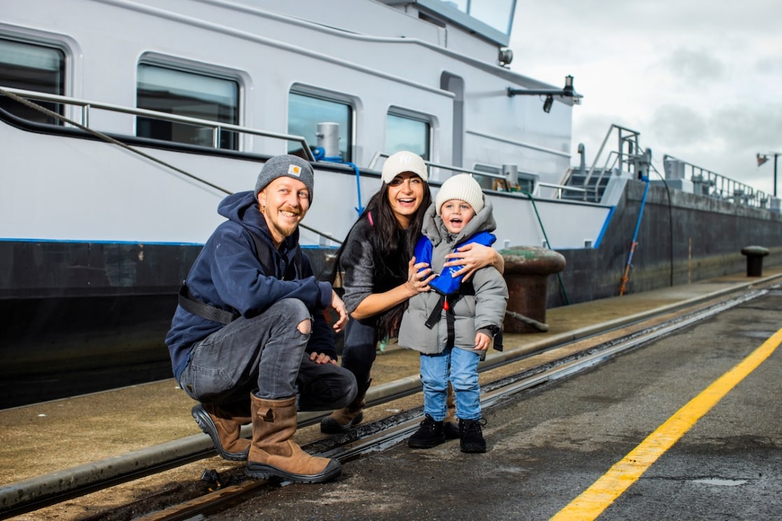 Alex, Lianne en Oliver bij het binnenvaartschip (Foto: Jiri Büller)