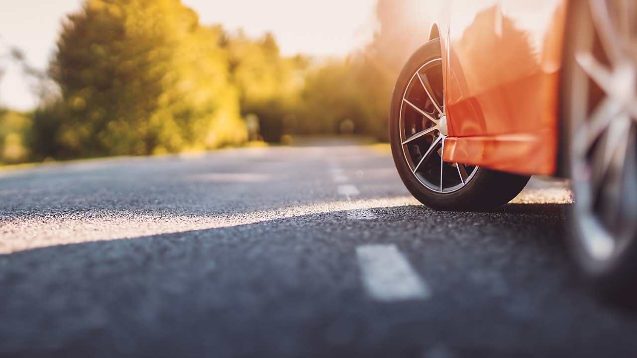 Een rode wagen op de weg (Foto: Altavia HRG Ltd.)