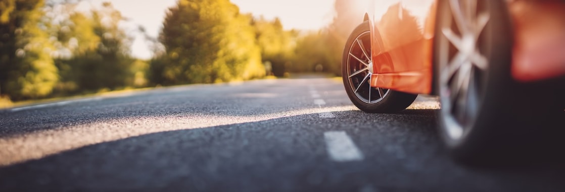 Een rode wagen op de weg (Foto: Altavia HRG Ltd.)