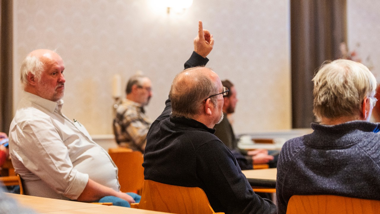 Bij de ledenvergadering van Energiecoöperatie Gouda (Foto: Jiri Büller)