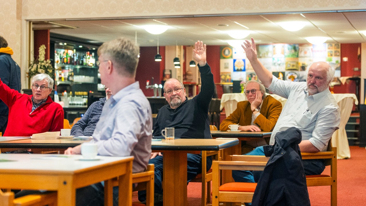 Bij de ledenvergadering van Energiecoöperatie Gouda (Foto: Jiri Büller)