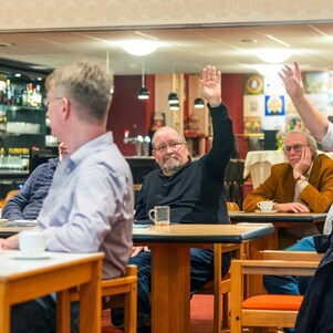 Bij de ledenvergadering van Energiecoöperatie Gouda (Foto: Jiri Büller)