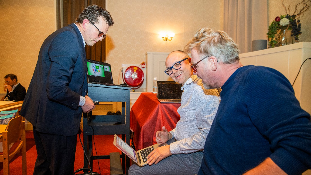 Bij de ledenvergadering van Energiecoöperatie Gouda (Foto: Jiri Büller)