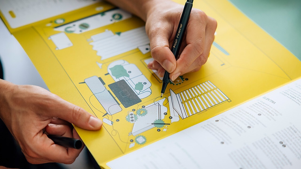 Met de pen door een schematische weergave van de energievreters in huis. Waar kan bespaard worden?