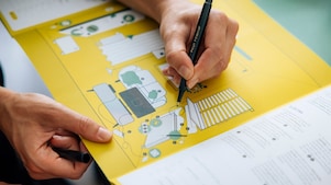 Met de pen door een schematische weergave van de energievreters in huis. Waar kan bespaard worden?