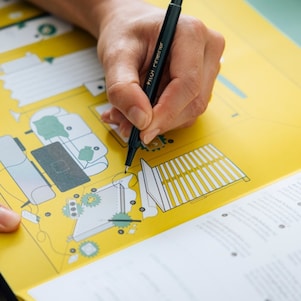 Met de pen door een schematische weergave van de energievreters in huis. Waar kan bespaard worden?