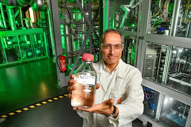 Yuri Sebregts in het laboratorium