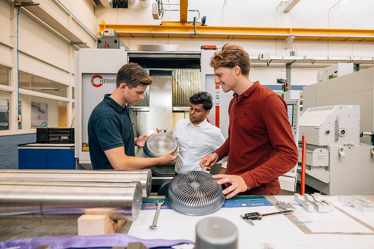 Surya en Wytze bekijken met een expert naar het ontwerp van de Effium-pan