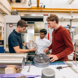 Surya en Wytze bekijken met een expert naar het ontwerp van de Effium-pan