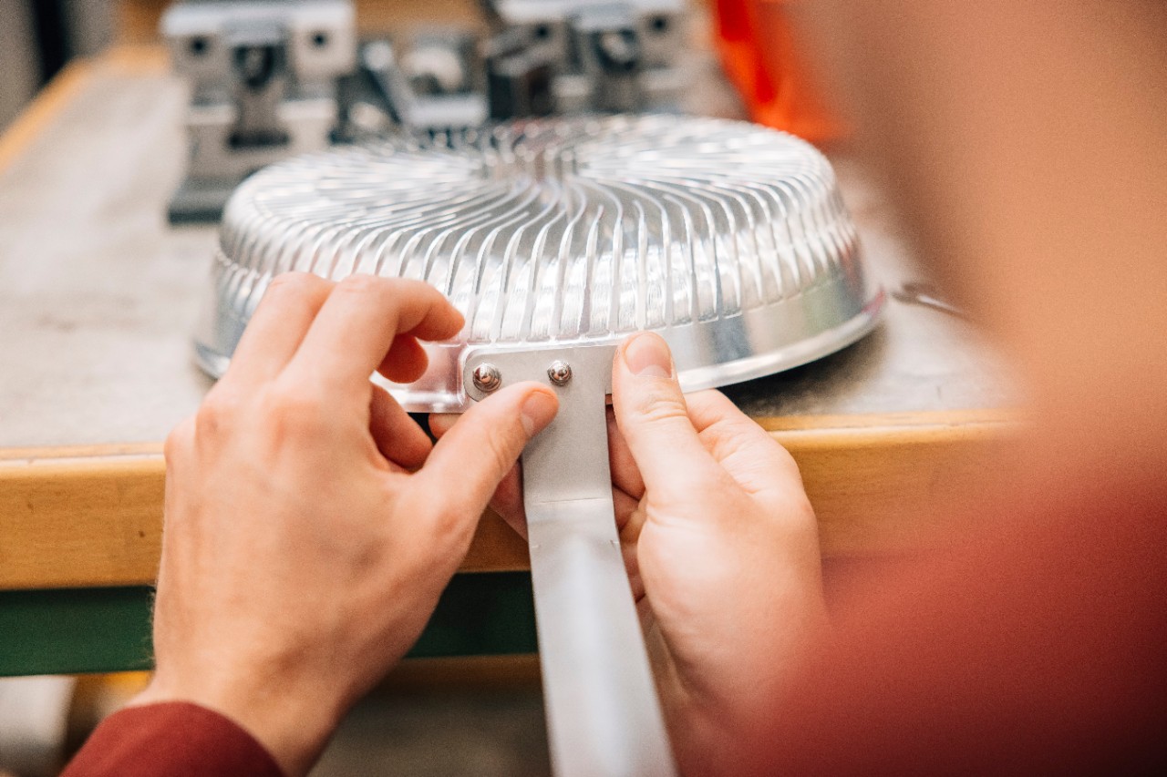 Een medewerker checkt de schroef die de steel aan de Effium-pan vastmaakt.