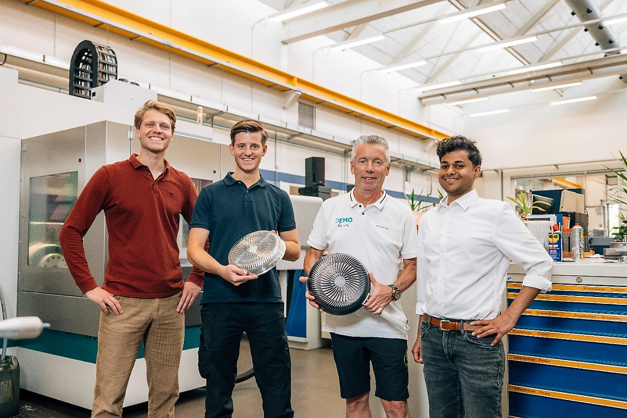 Samen met twee experts (in het midden van de foto) testen Surya (rechts) en Wytze (links) het ontwerp van de Effium-pan.