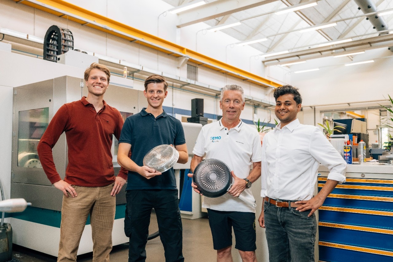 Samen met twee experts (in het midden van de foto) testen Surya (rechts) en Wytze (links) het ontwerp van de Effium-pan.