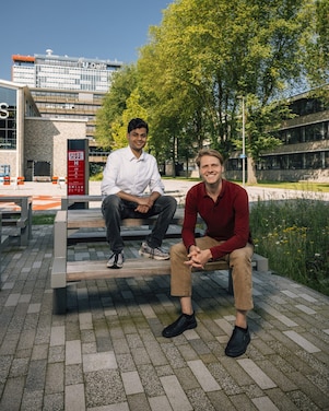 Surya (links) en Witze (rechts) zijn zichtbaar blij. Hier zitten ze op een bankje buiten.