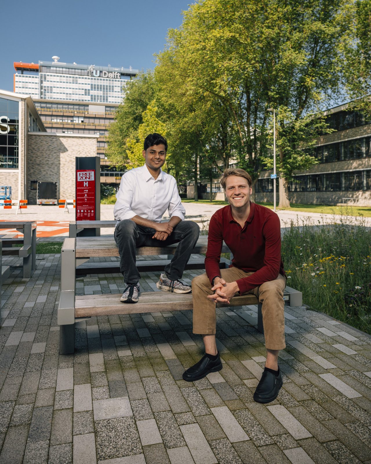Surya (links) en Witze (rechts) zijn zichtbaar blij. Hier zitten ze op een bankje buiten.