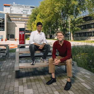 Surya (links) en Witze (rechts) zijn zichtbaar blij. Hier zitten ze op een bankje buiten.