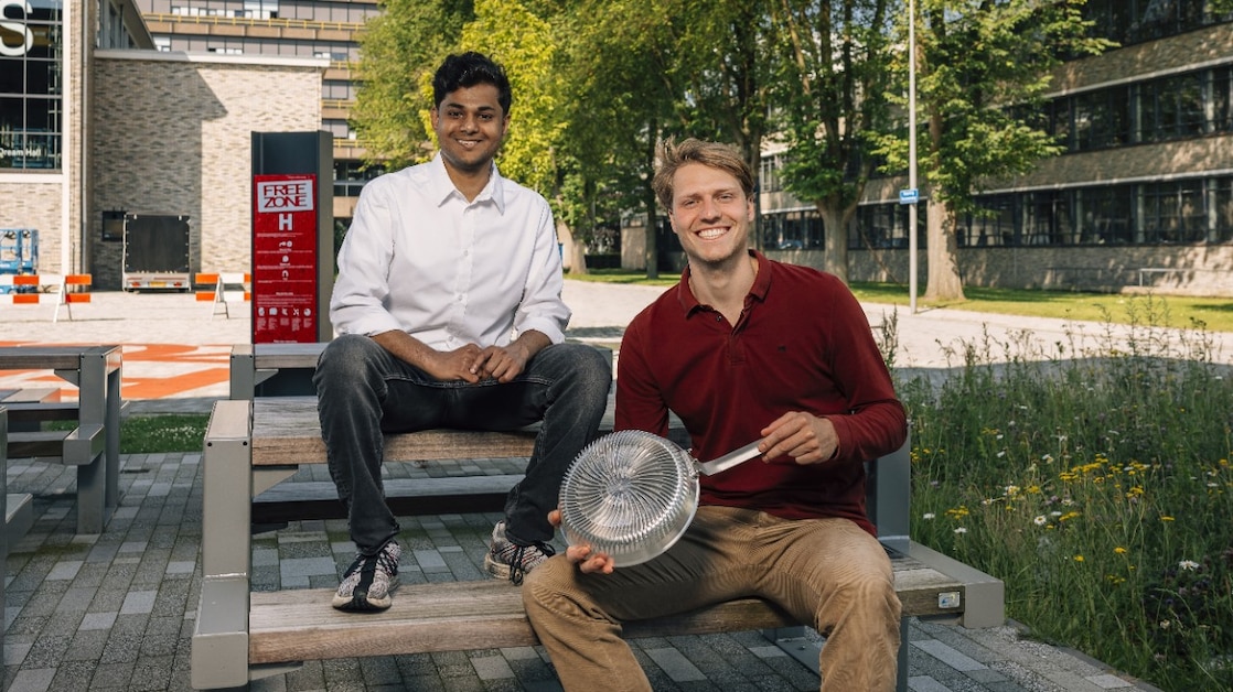 Surya Prakash (left) and Wytze de Vries (right) with the Effium pan (Photo: Christian Kalse)