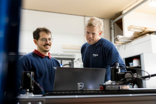 Een check van de coatings' kwaliteiten in het lab (Foto: Christian Kalse)