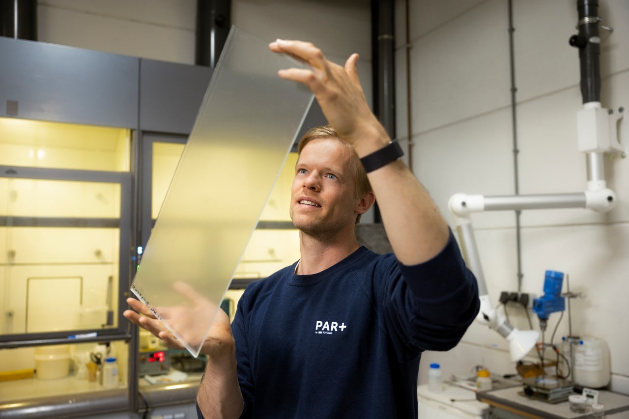 Willem Kesteloo bekijkt het resultaat van het glas met coating (Foto: Christian Kalse)