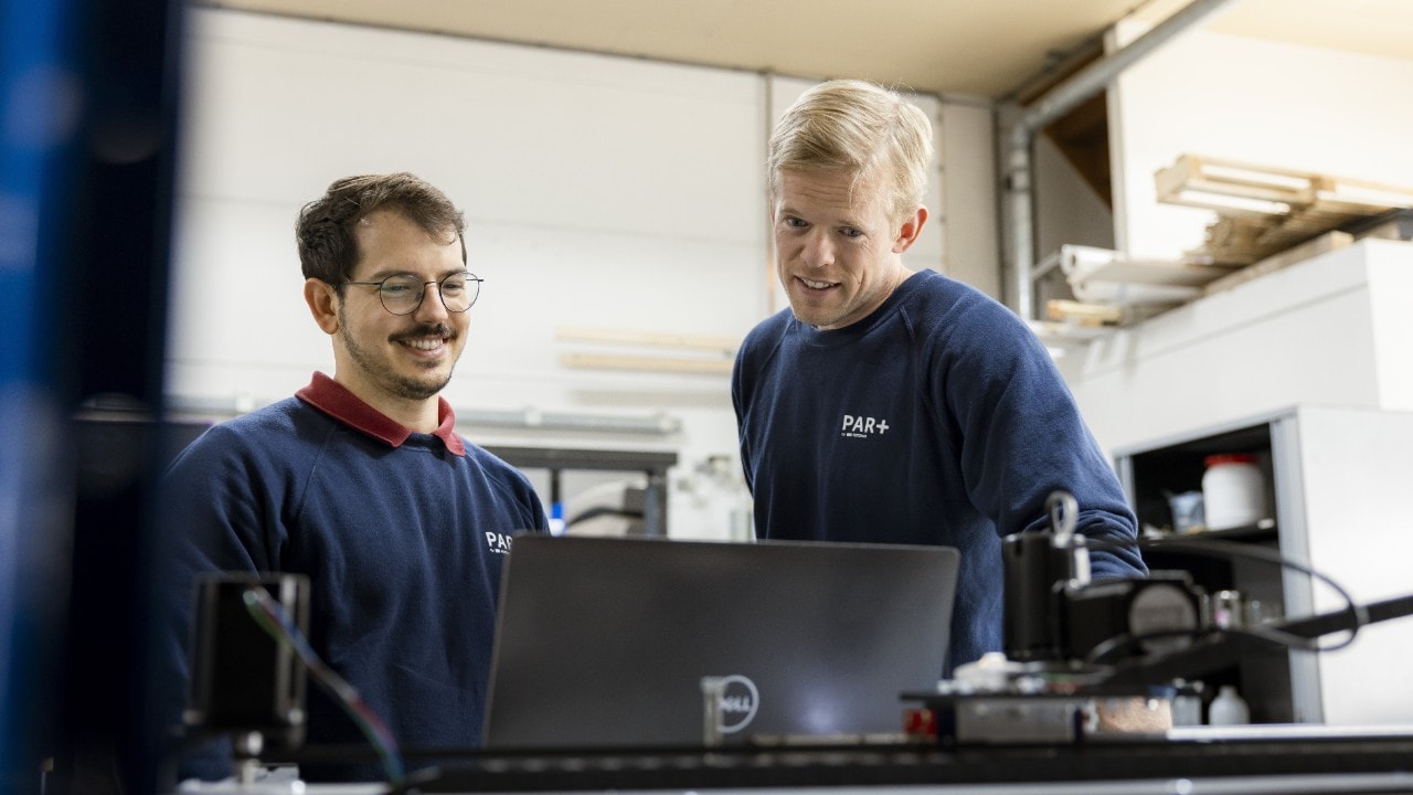 Verifying the coating's qualities in the lab (Photo: Christian Kalse)