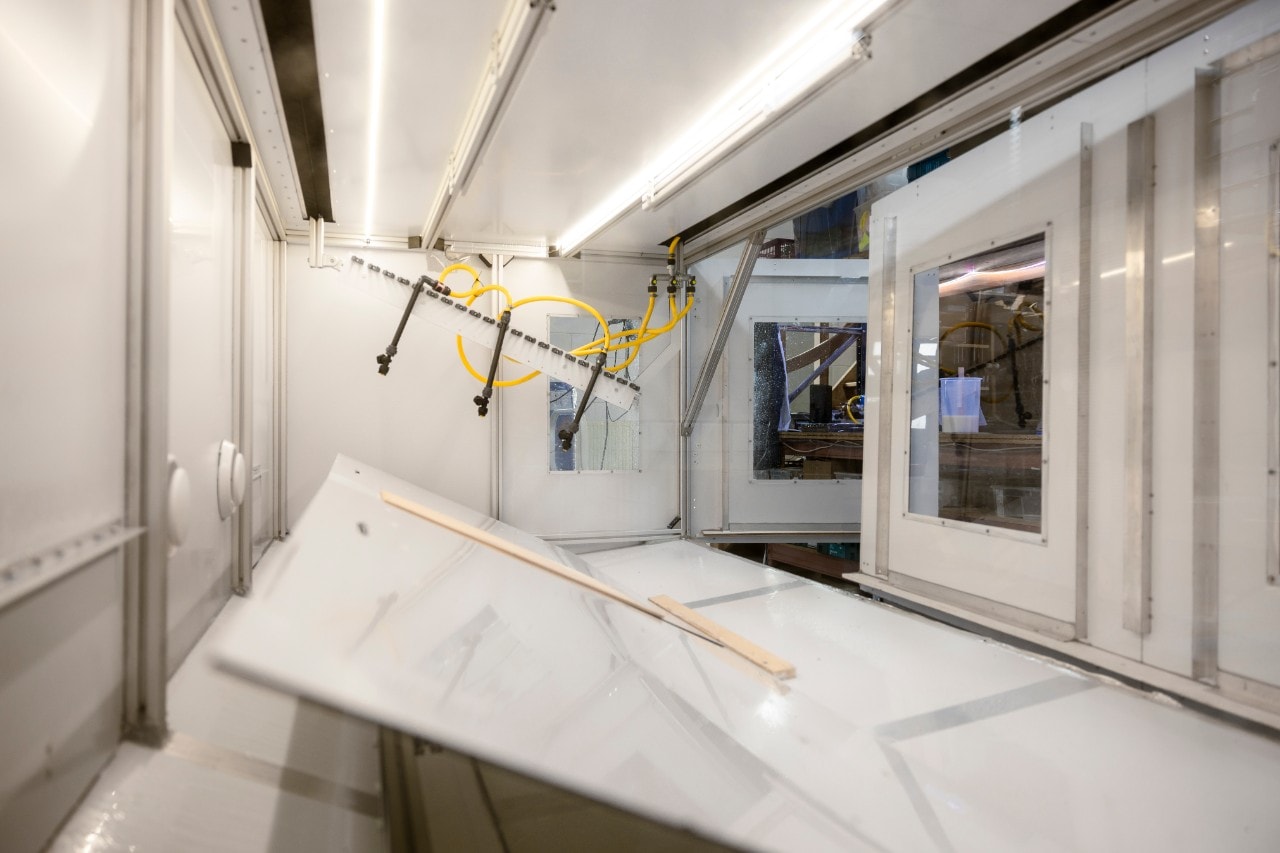 Inside the Fotoniq PAR+ coating lab (Photo: Christian Kalse)