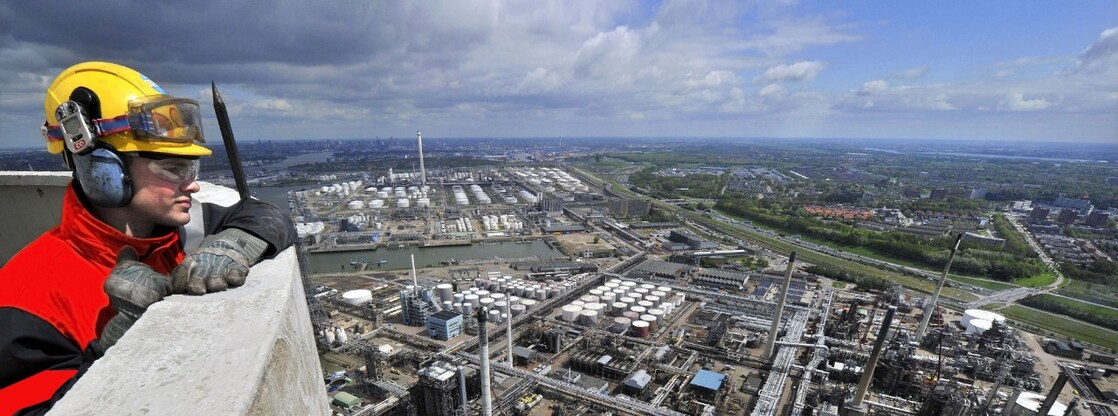 Een Shell-medewerkers kijkt vanaf de hoge toren uit over Shell Energy and Chemicals Park Rotterdam in Pernis (Foto: Ernst Bode)