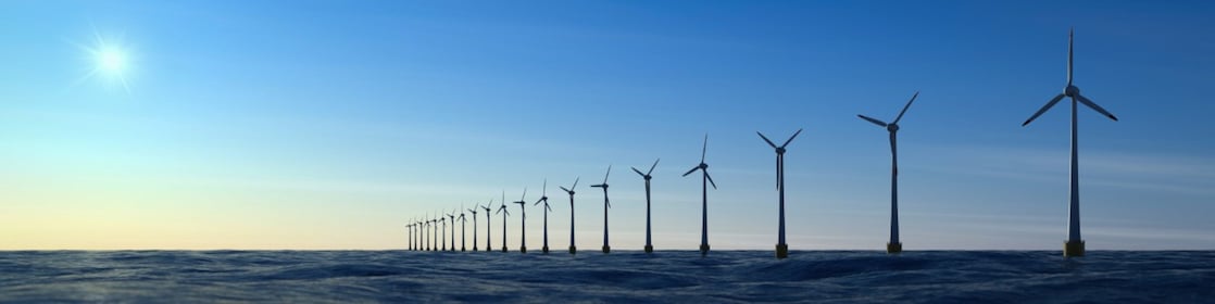 Foto van windturbines op zee